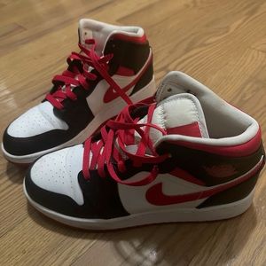 Jordan 1 Mid Black/White/Red size: 6Y Young Kids, size: 7 for Women.